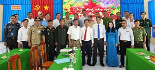 ក្រុមបេសកកម្មស្រុកគីរីវង្សមកសួរសុខទុក្ខ និងជូនពរឆ្នាំថ្មីដល់ថ្នាក់ដឹកនាំ និងប្រជាជនឃុំ Vinh Gia